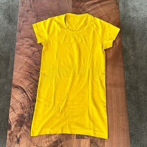 LULULEMON - Swiftly Tech Short Sleeve in Honeycomb - Size 6